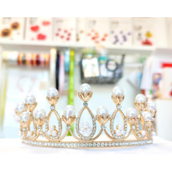 Silver tiara with white pearls