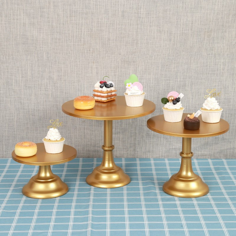 Classic Elegance Golden Cake Stand 25 cm