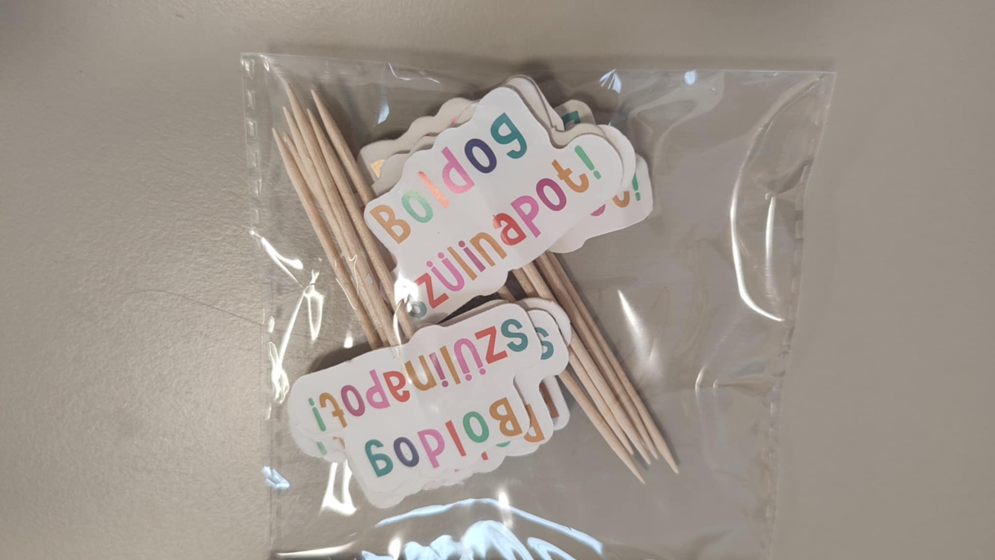 Muffin beszúró dekoráció Boldog Születésnapot (12db-os)