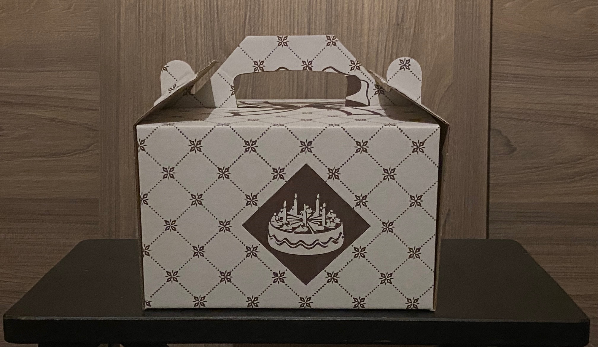 Patterned Cake box with handle 33x33x18 cm