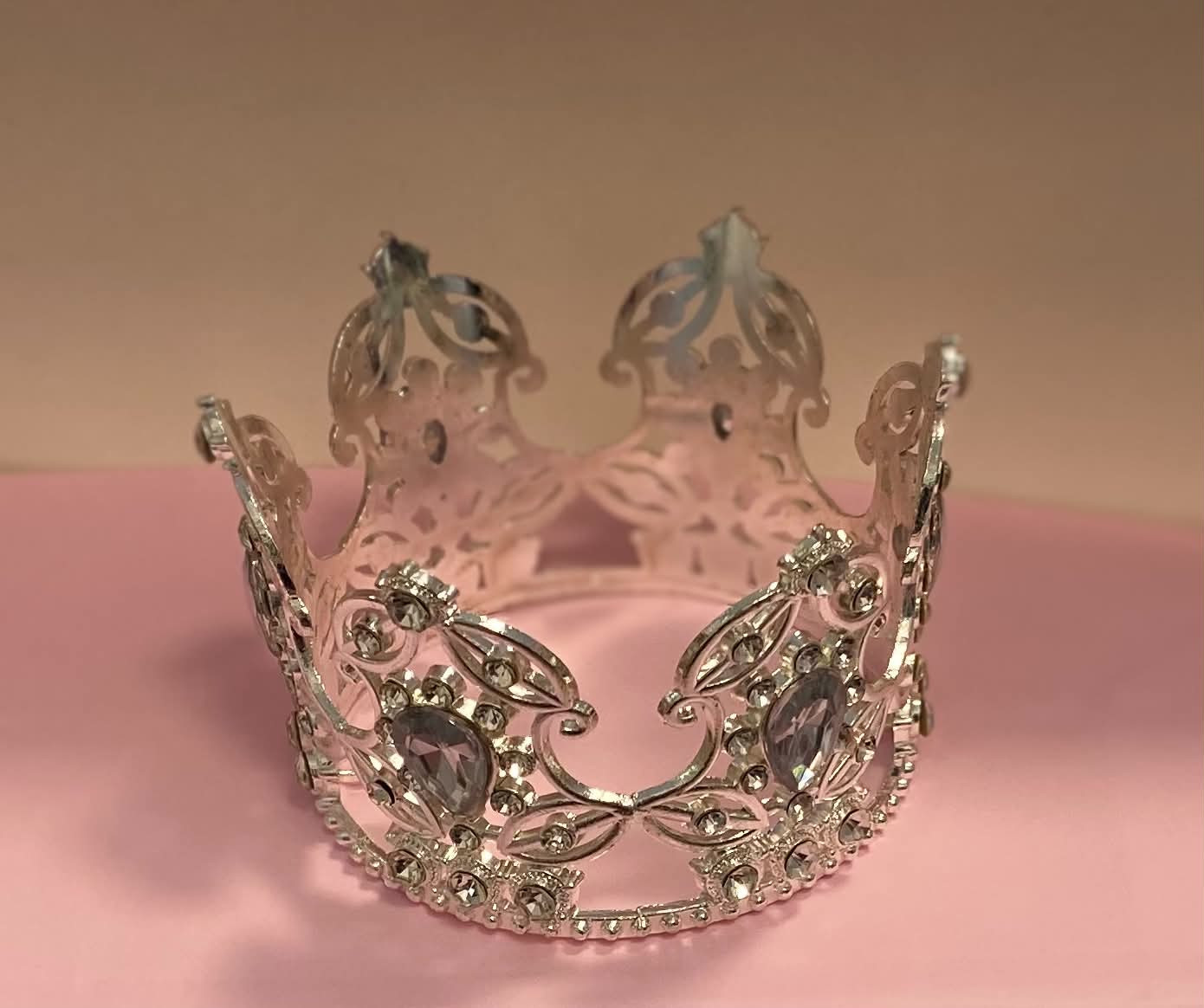 Hercegnő tortakorona ezüst színben, fehér strasszkövekkel – közepes méret