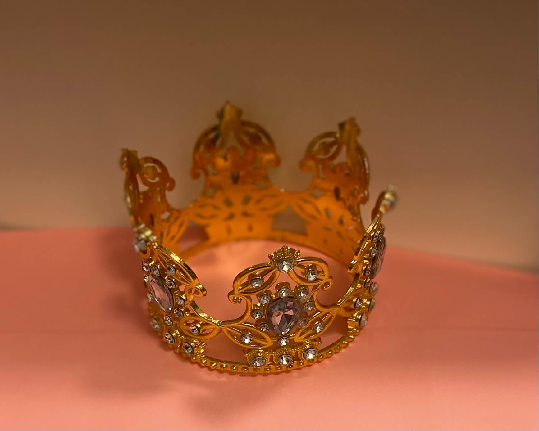 Hercegnő tortakorona arany színben, fehér strasszkövekkel – közepes méret