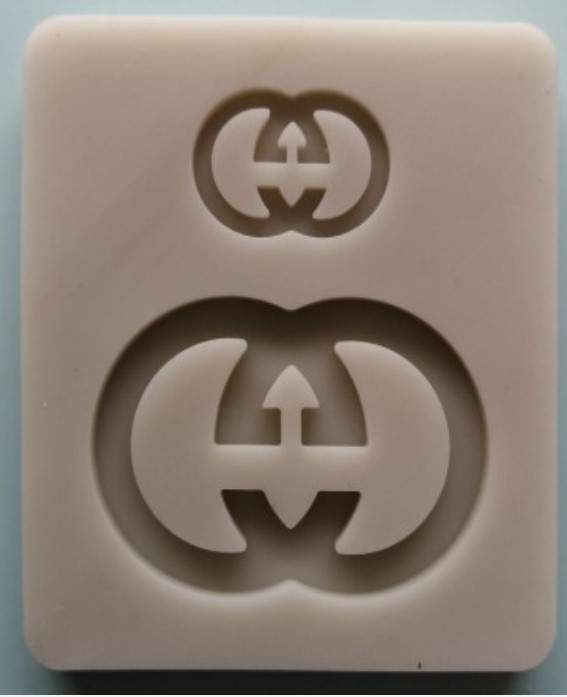 Szilikon Gucci logo