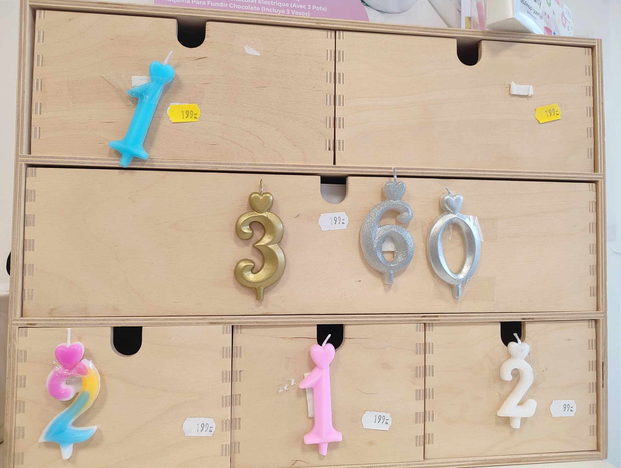 Színes számos gyertyák a bolt kínálatában