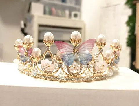 Tiara pillangos fehér és rózsaszín gyöngyökkel