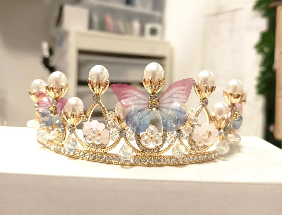 Tiara pillangos fehér és rózsaszín gyöngyökkel